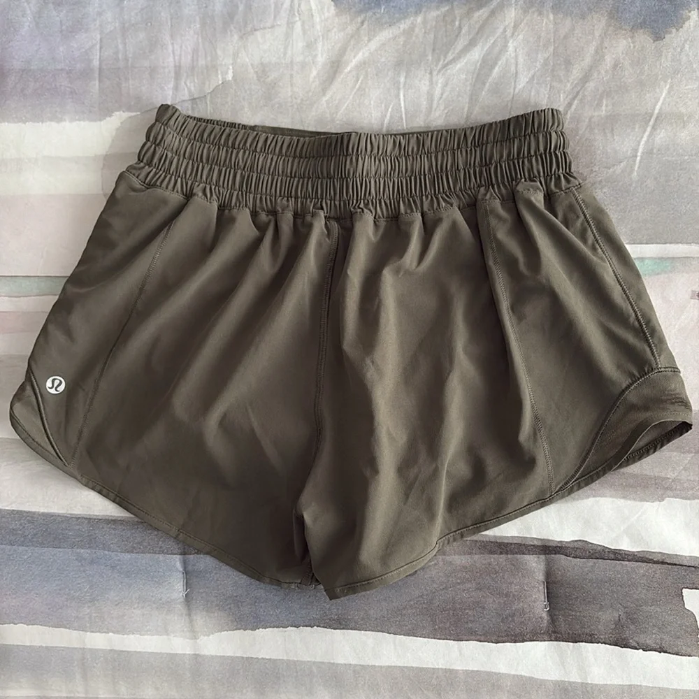 NWOT Lululemon Hotty Hot High Rise Lined Shorts 2.5 - Picture 2 of 5